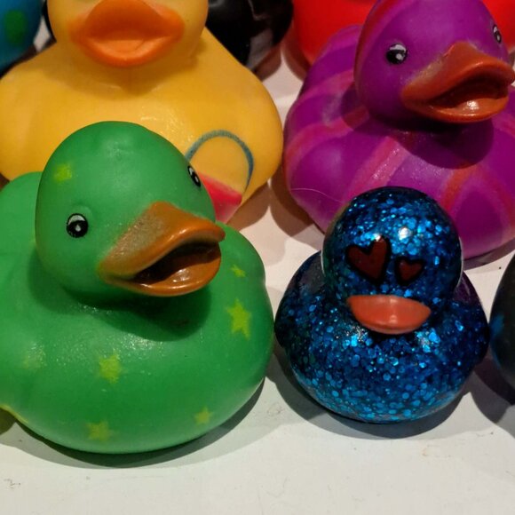 Lot of 69 assorted rubber ducks. Pirates, police men, owls, chicken, princess - Picture 7 of 16